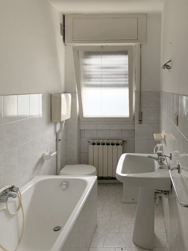 Appartamento Viale Venezia (UD) - Bagno principale prima della ristrutturazione (2)