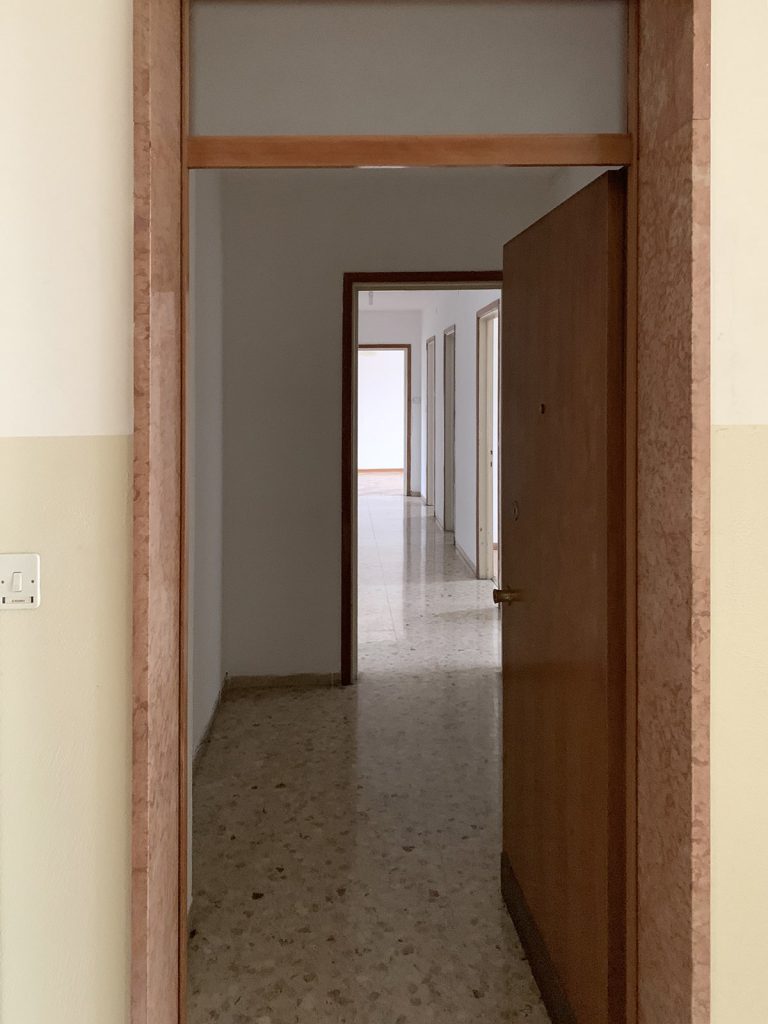 Appartamento Viale Venezia (UD) - Corridoio prima della ristrutturazione (2)