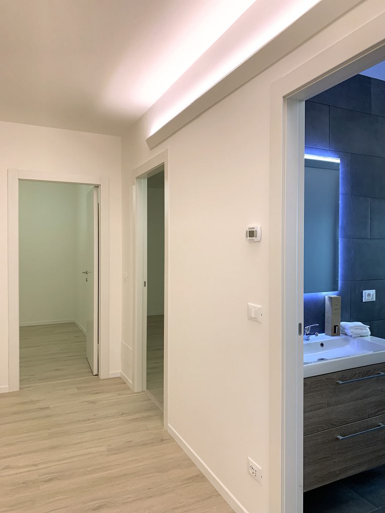 Appartamento Viale Venezia (UD) - Disimpegno notte dopo la ristrutturazione (1)