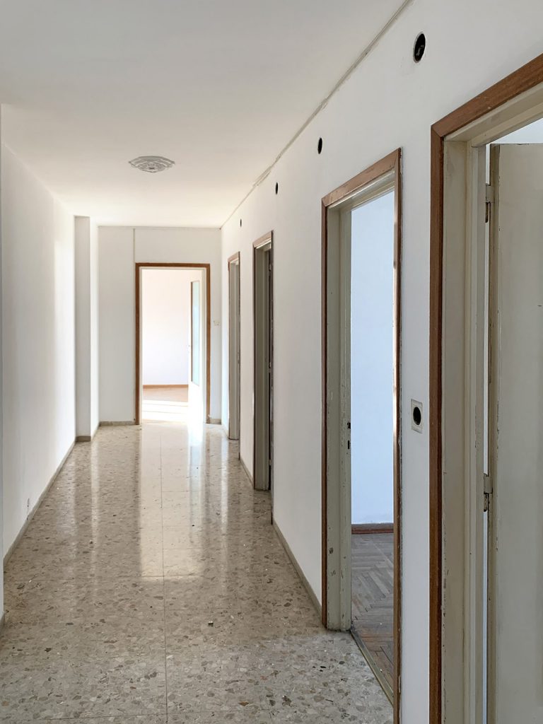 Appartamento Viale Venezia (UD) - Disimpegno notte prima della ristrutturazione (1)