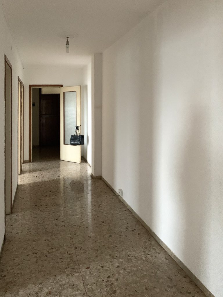 Appartamento Viale Venezia (UD) - Disimpegno notte prima della ristrutturazione (3)