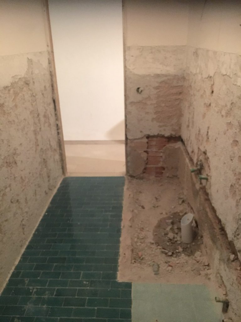 Appartamento Via Codroipo (UD) - Bagno prima della ristrutturazione (2)