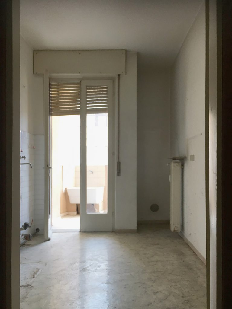 Appartamento Via Codroipo (UD) - Uscita sul terrazzo prima della ristrutturazione