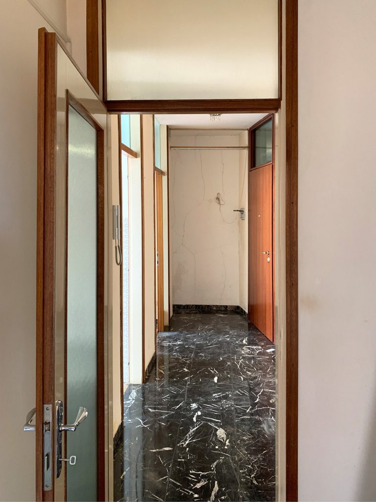 Appartamento Via Licinio (UD) - Corridoio prima della ristrutturazione (1)