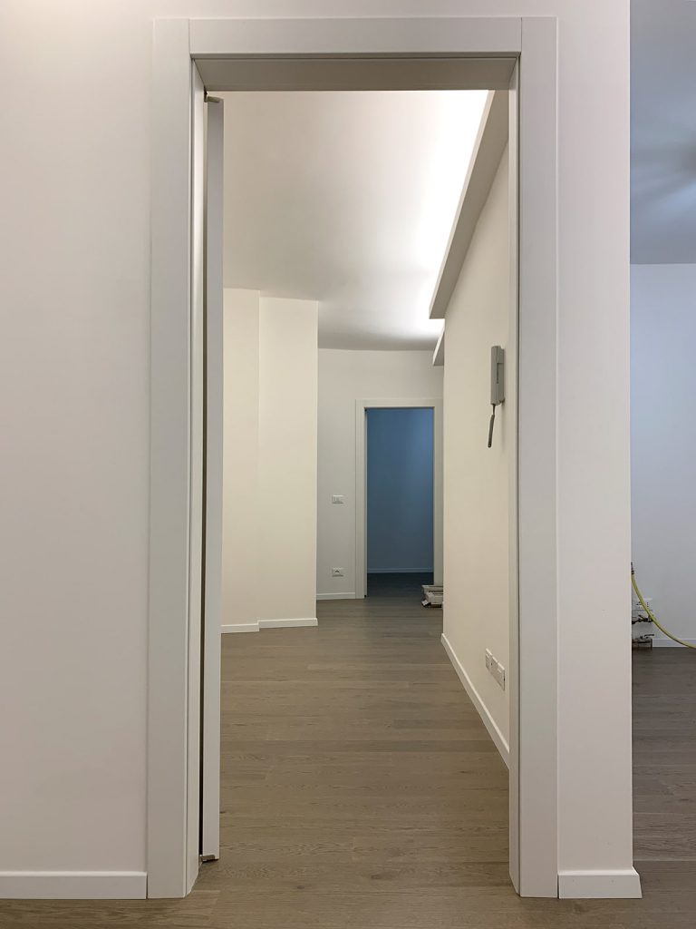 Appartamento Via Licinio (UD) - Corridoio dopo la ristrutturazione (2)