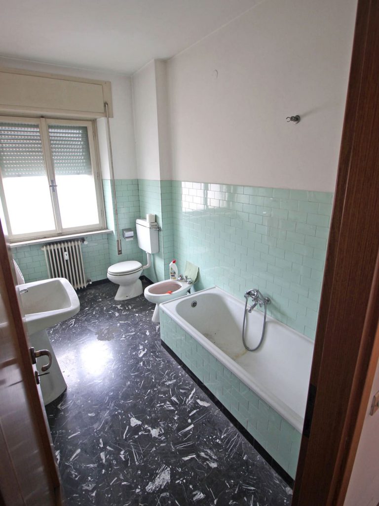 Appartamento Via Marangoni (UD) - Bagno prima della ristrutturazione (1)