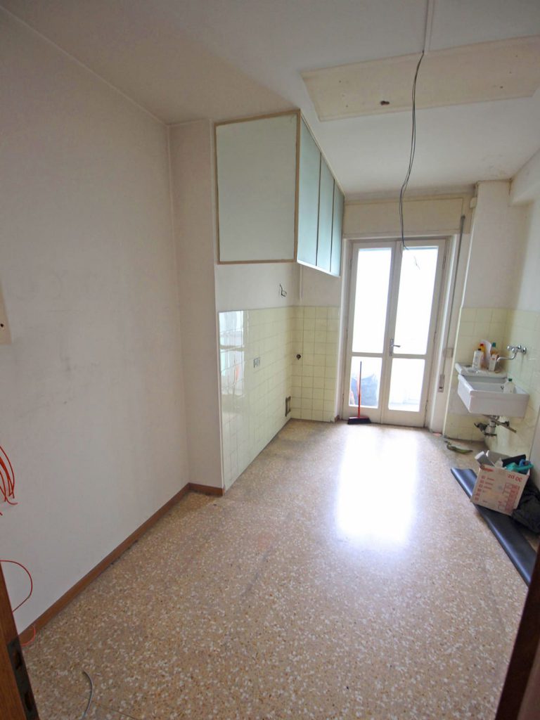 Appartamento Via Marangoni (UD) - Cucina prima della ristrutturazione