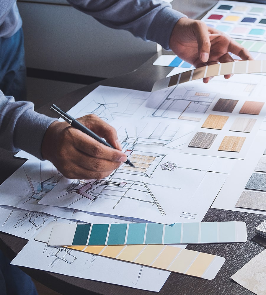 Interior design al lavoro con progetti e campionari colore