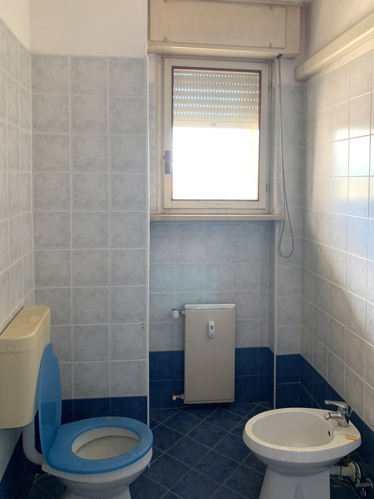 Appartamento Via Buttrio (UD) - Bagno prima della ristrutturazione- Sanitari