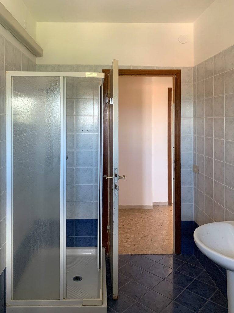 Appartamento Via Buttrio (UD) - Bagno prima della ristrutturazione - Box doccia