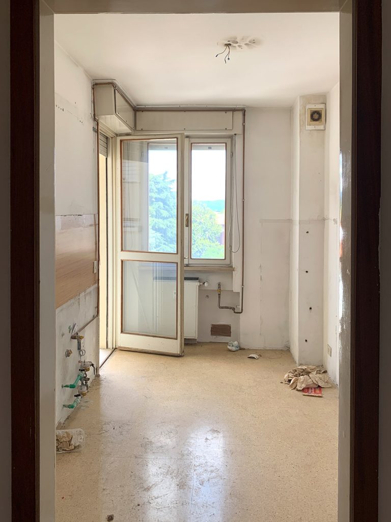 Appartamento Via Buttrio (UD) - Cucina prima della ristrutturazione (vista dall'esterno)