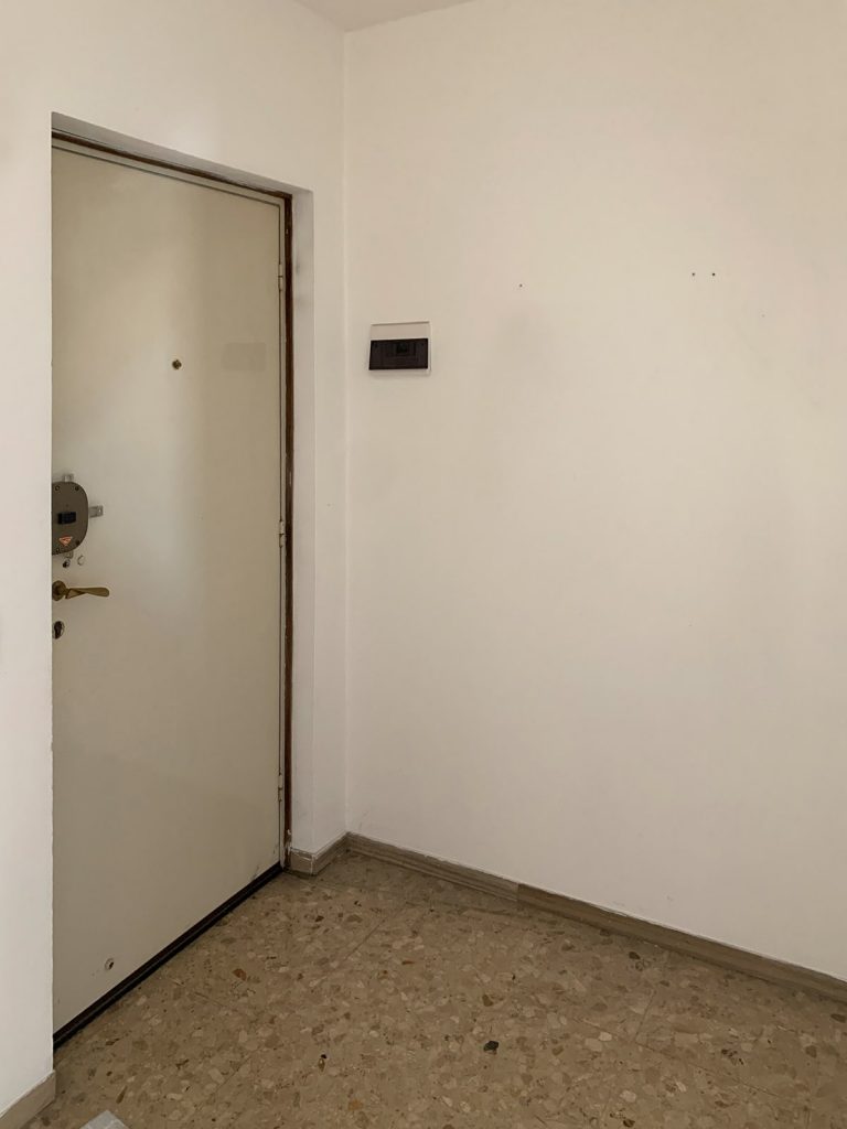 Appartamento Via Buttrio (UD) - Portoncino blindato prima della ristrutturazione