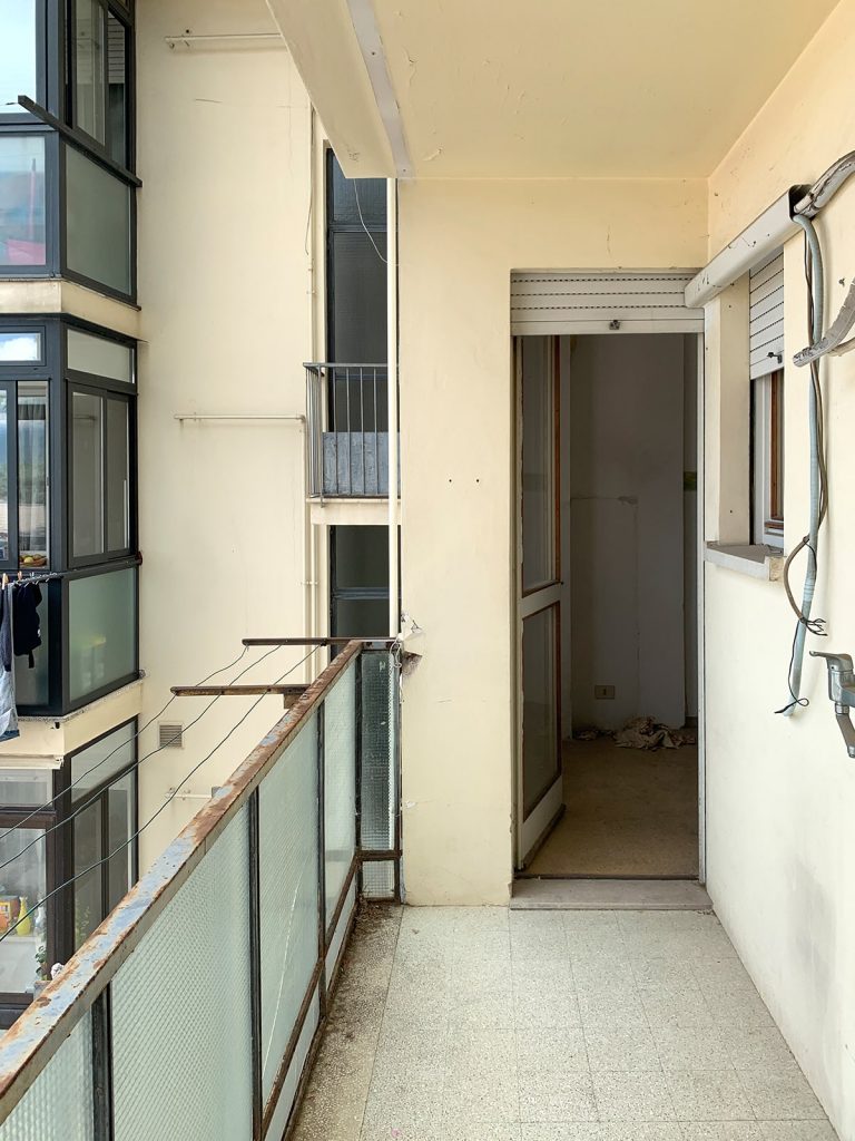 Appartamento Via Buttrio (UD) - Terrazza prima della ristrutturazione (porta)