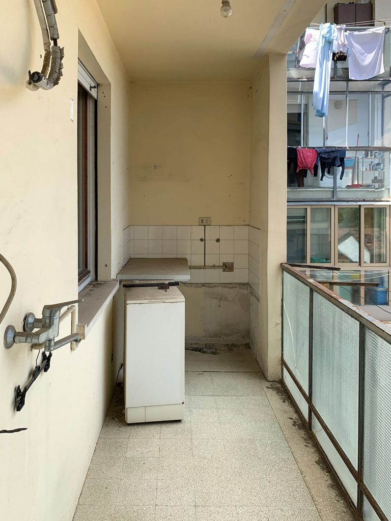 Appartamento Via Buttrio (UD) - Terrazza prima della ristrutturazione (nicchia)