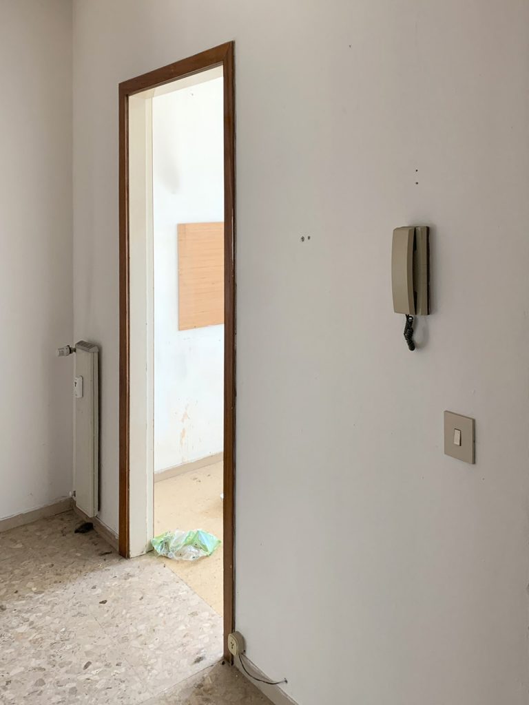 Appartamento Via Buttrio (UD) - Vista corridoio prima della ristrutturazione