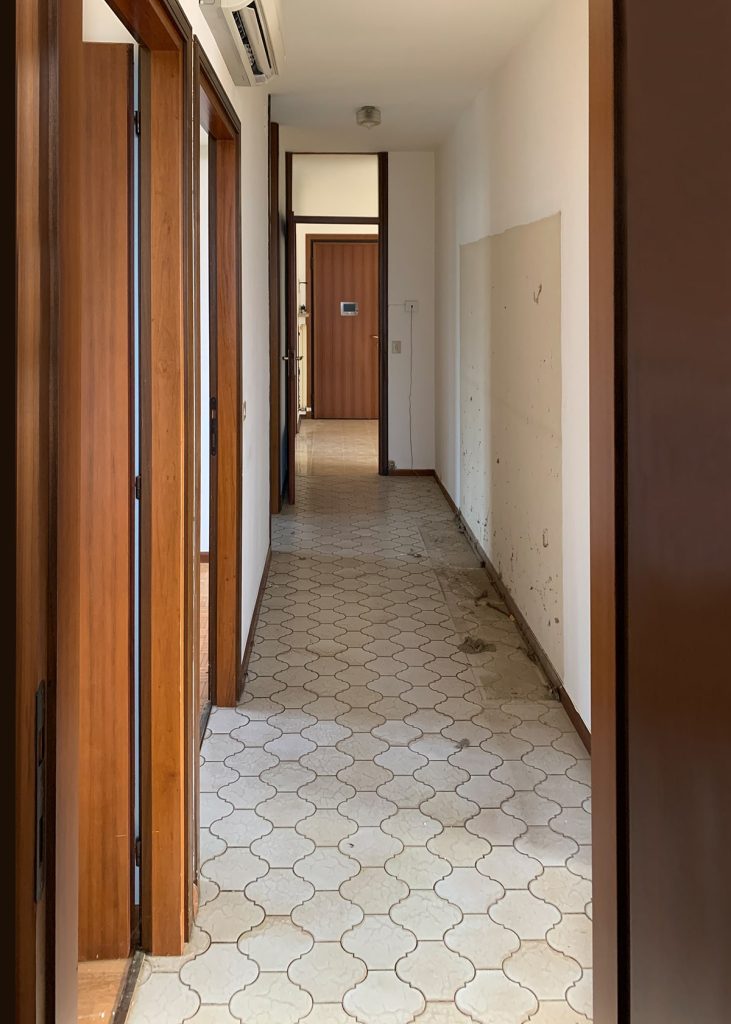 Appartamento viale Venezia (UD) - Corridoio prima della ristrutturazione
